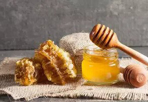 Med, mateří kašička, propolis nebo pyl? Využijte jejich sílu